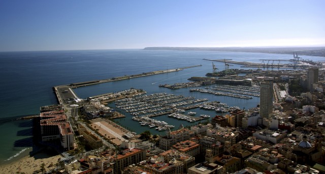 El Puerto aprueba la marina para megayates de Puerta del Mar y cede suelo para la terminal de JSV