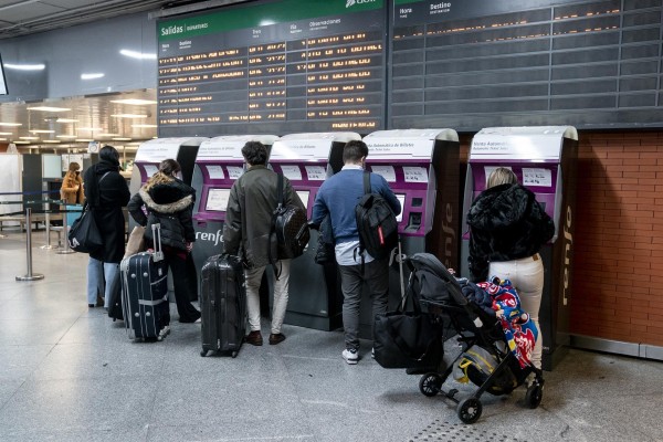 Los usuarios de avión y del AVE se disparan un 54% y un 61% en 2021 tras la caída por la covid-19