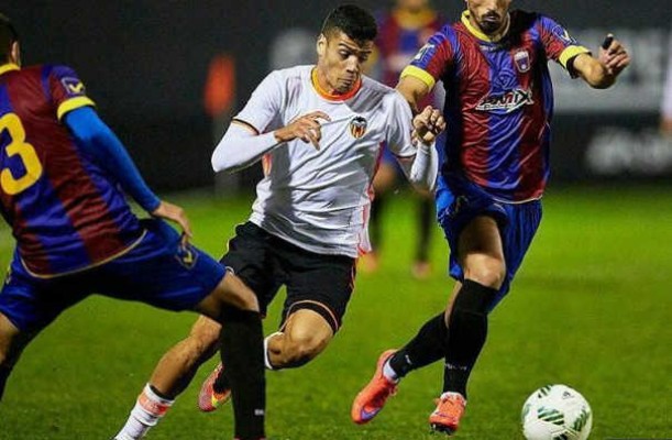 El canterano Marc Ferris renueva dos años con el Valencia