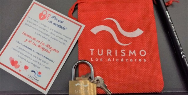 Los Alcázares repartirá 800 candados con los menús de San Valentín para colocar en el balneario de La Concha 