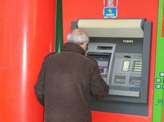 Las patronales bancarias plantean mejorar la atención a mayores y simplificar cajeros y 