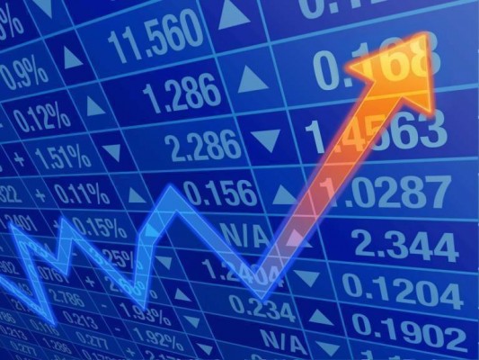 El tirón del sector turístico cotizado lleva al Ibex 35 a tantear los 8.900 puntos a media sesión