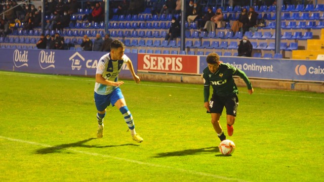 Un descuento generoso y un gol en propia puerta evitan el triunfo del CD Castellón en Alcoy
