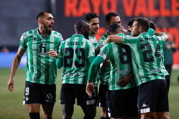 El Betis se impone en Vallecas y se acerca a la final