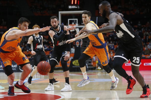 Valencia aprieta los dientes y gana a la Virtus