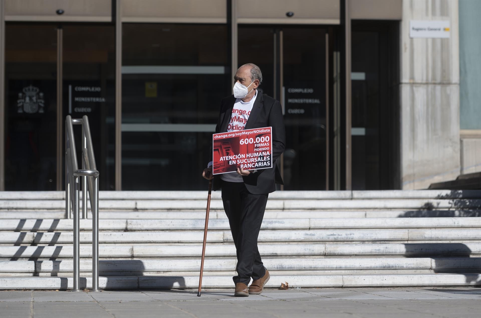 El PP pide que la atención presencial de los bancos a los mayores se recoja en la Ley de consumidores vulnerables
