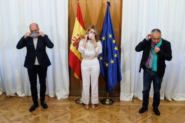 El Gobierno firma un acuerdo con CCOO y UGT para subir el SMI a 1.000 euros desde el 1 de enero