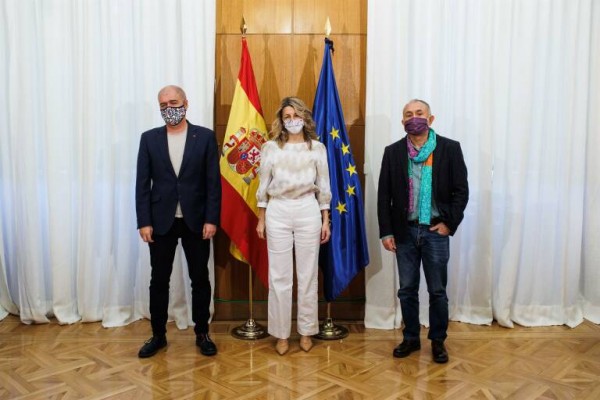 El Gobierno firma un acuerdo con CCOO y UGT para subir el SMI a 1.000 euros desde el 1 de enero