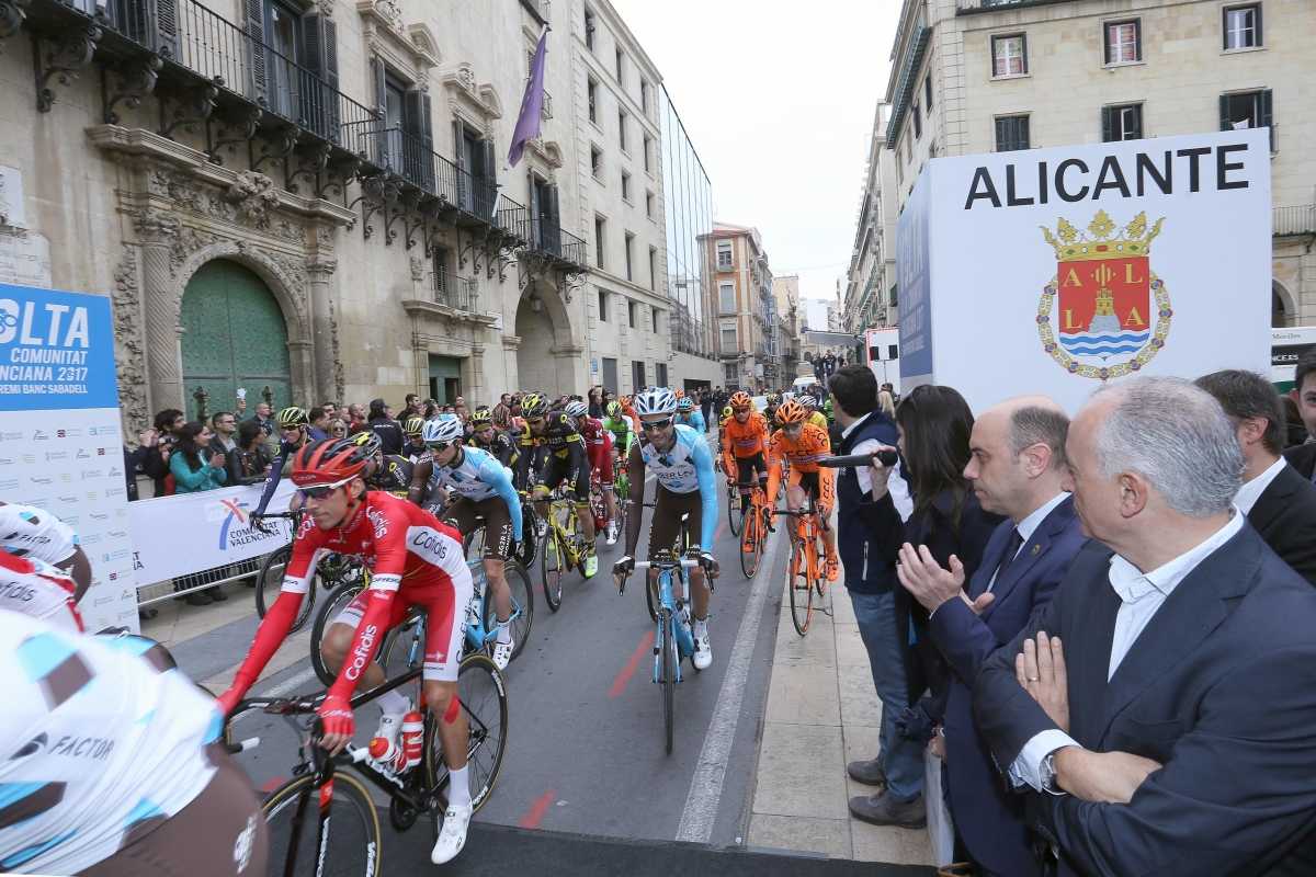 Un momento de la salida de la segunda etapa de la Volta desde el Ayuntamiento. Foto: AP - 