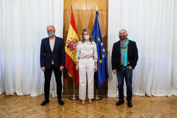El Gobierno firma un acuerdo con CCOO y UGT para subir el SMI a 1.000 euros desde el 1 de enero