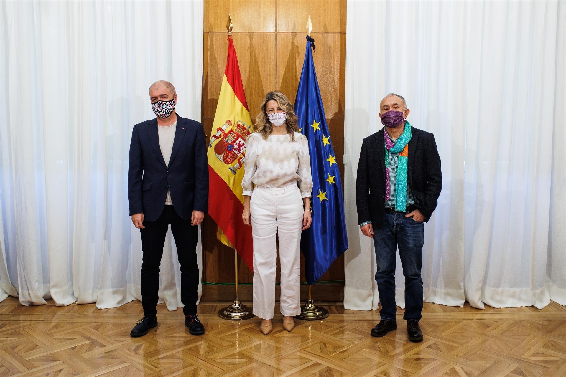El secretario general del sindicato CCOO, Unai Sordo; la vicepresidenta segunda del Gobierno y ministra de Trabajo y Economía Social, Yolanda Díaz y el secretario general de UGT, Pepe Álvarez, tras llegar a un acuerdo. Foto: ALEJANDRO MARTÍNEZ - 