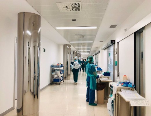 España suma 43.831 casos y 361 muertes, mientras la incidencia desciende más de 100 puntos hasta 1.893