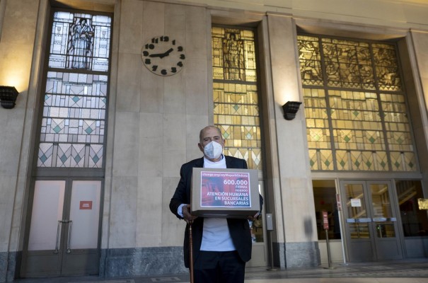 La banca se compromete con Carlos San Juan a garantizar la mejor atención a los mayores