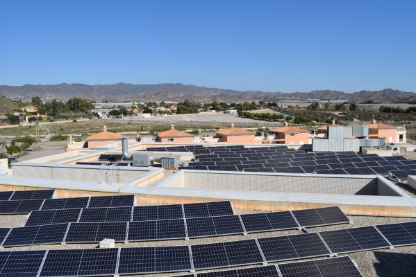 La industria de Murcia da una vuelta al sol reforzando su apuesta por el autoconsumo con baterías