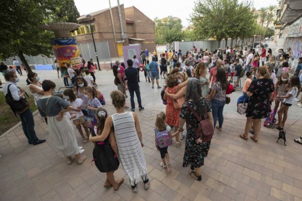 Inquietud de los padres ante las mascarillas en el patio: los colegios esperan instrucciones