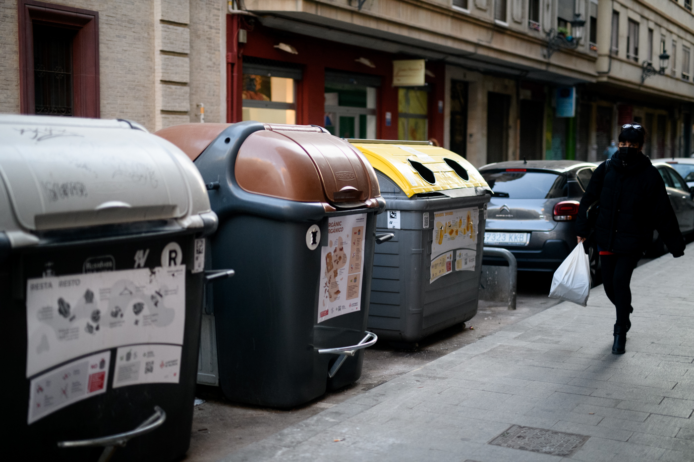 Contenedores en València. Foto: KIKE TABERNER - 