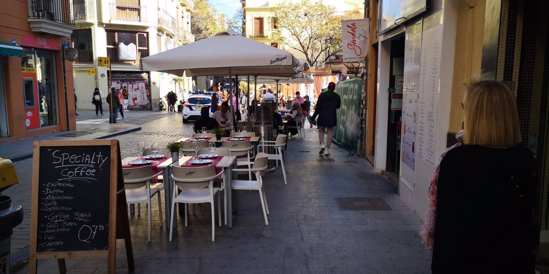Los vecinos de València rechazan que las terrazas se amplíen en zonas saturadas