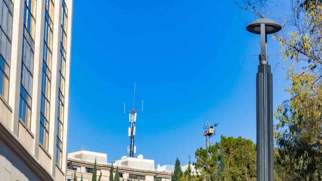 Benidorm traslada un centenar de luminarias de la avenida de l'Aigüera y Hererrías a centros educativos, sociales y deportivos

