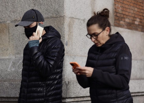 España suma 10.854 casos y 335 muertes este fin de semana, mientras la incidencia baja de 2.000