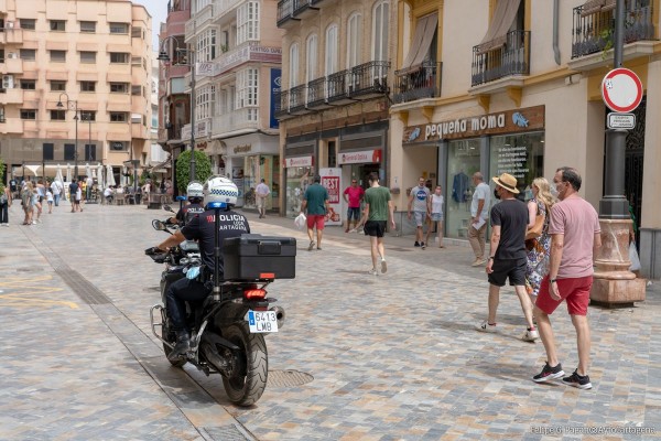 La Policía Local advierte a los fruteros de que sacar sus puestos a la vía pública puede costar hasta 200 euros de multa