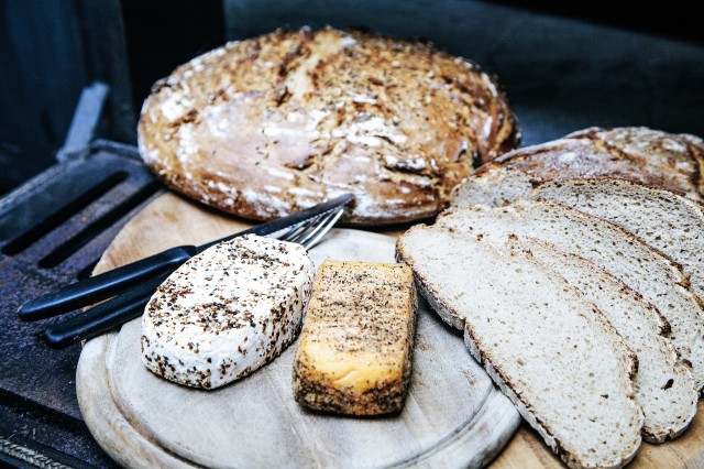 La moda del 'pan de encargo' se asienta en la Región: el producto estrella de la mesa se renueva