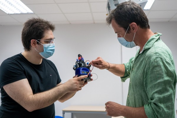 Inventan un microscopio 'made in la Región' para detectar microplásticos en los fondos marinos