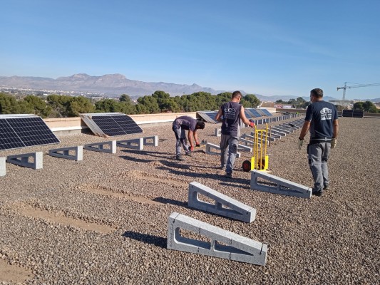 Aspe instala placas fotovoltaicas en la piscina y el pabellón polideportivo