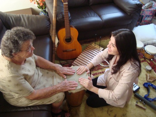  La musicoterapia reduce la ansiedad, la depresión y el estrés ante el alzheimer