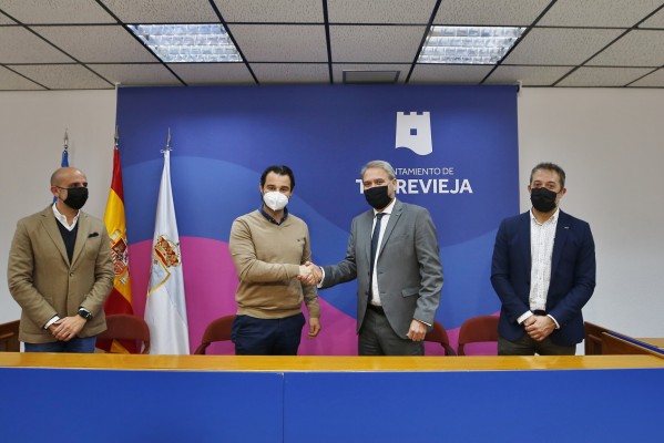 La UMH y el Ayuntamiento de Torrevieja firman un convenio para actividades conjuntas