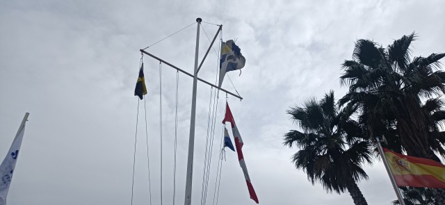 La ausencia de viento deja a la flota sin poder navegar