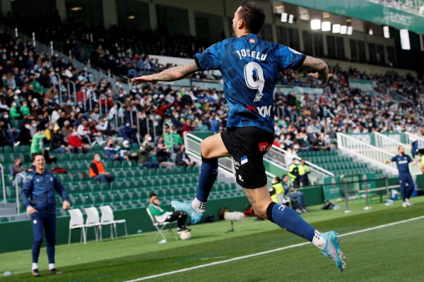 Joselu pone en ventaja al Alavés en Elche