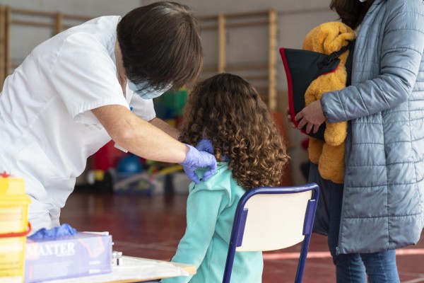 Puig señala que acompañar a los escolares en la segunda dosis es una decisión técnica