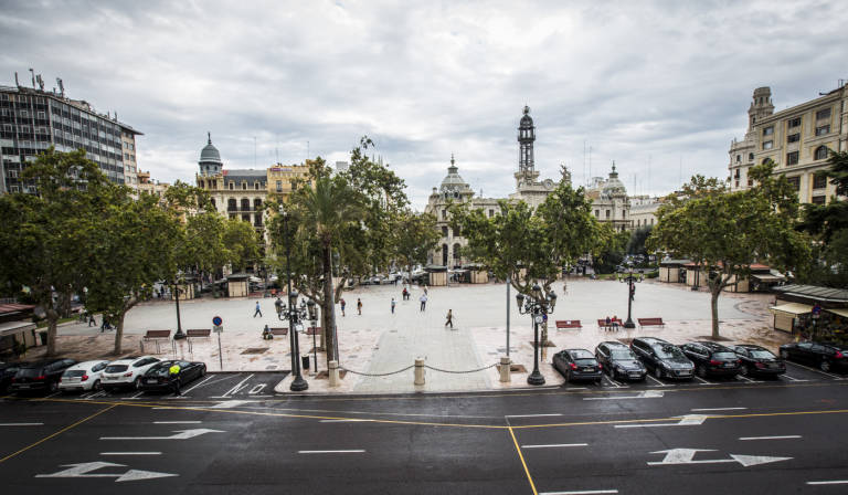 Comer en los alrededores de la Plaza del Ayuntamiento (I)