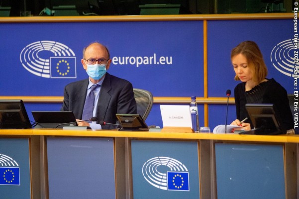 El debate para el cargador universal de móviles llega al Parlamento Europeo 

