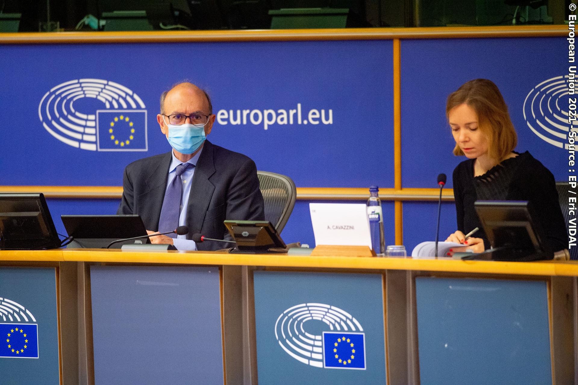 El debate para el cargador universal de móviles llega al Parlamento Europeo 


