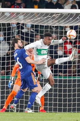 El Elche ata a John Chetauya