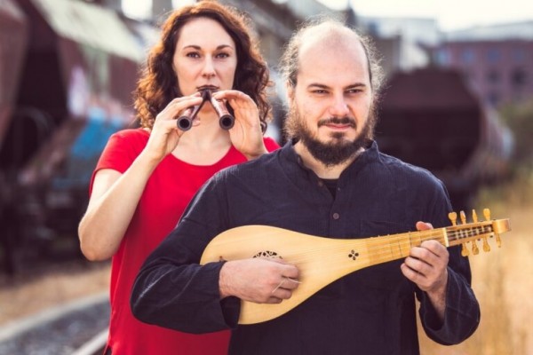 Silke Gwendolyn Schulze i Peppe Frana demostren la virtuositat de la música medieval en la Valldigna