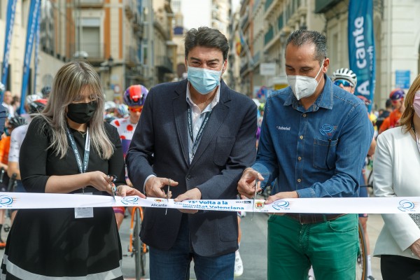 Alicante explota la Vuelta Ciclista a la Comunitat como gancho turístico por su difusión en 128 países