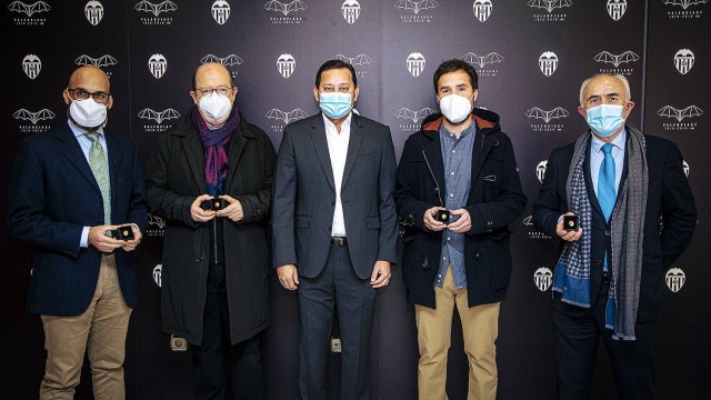 El Valencia CF reconoce la labor de los Servicios de Oncología de los hospitales valencianos