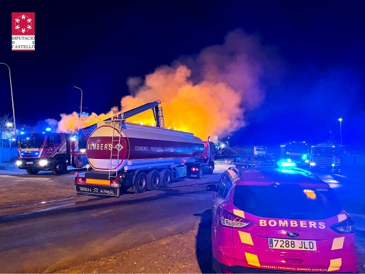 Bomberos trabajan en la extinción de un incendio en la planta de Reciplasa en Almassora