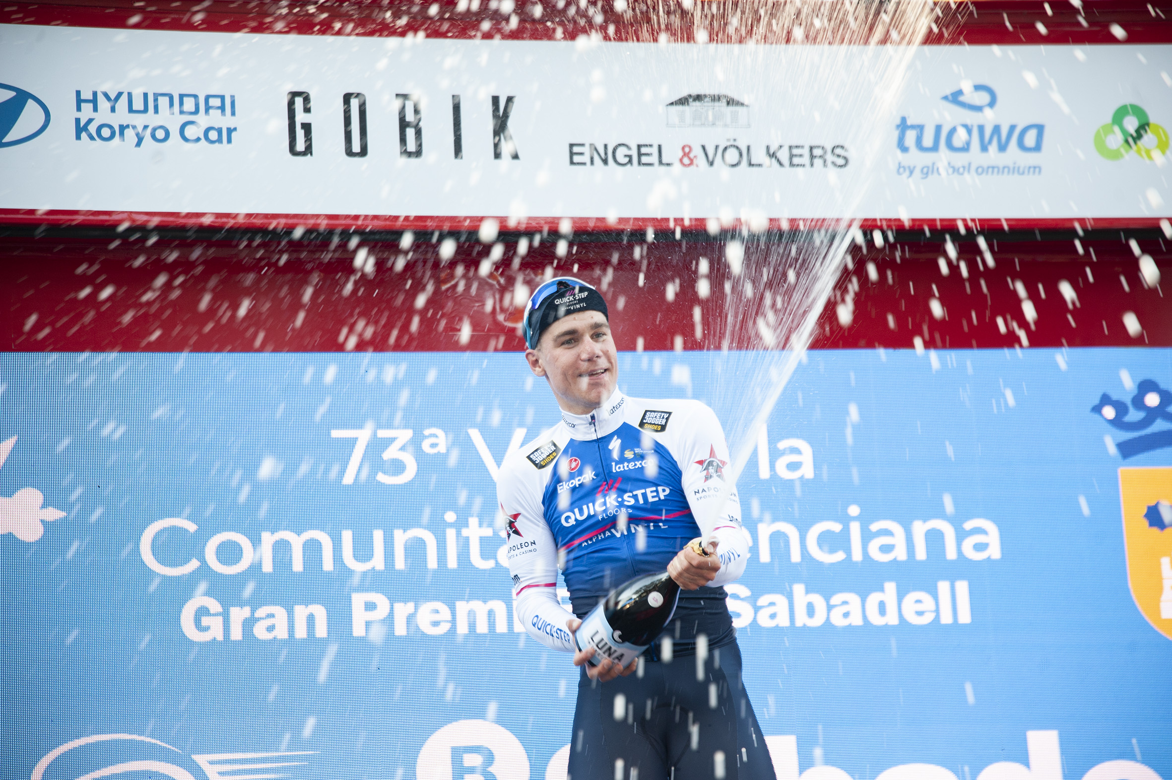 Jakobsen vence al sprint en la meta de Torrent