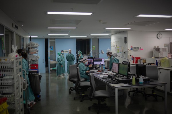 Alicante registra 10 muertes y un leve descenso de casos con 4.907 nuevos contagios