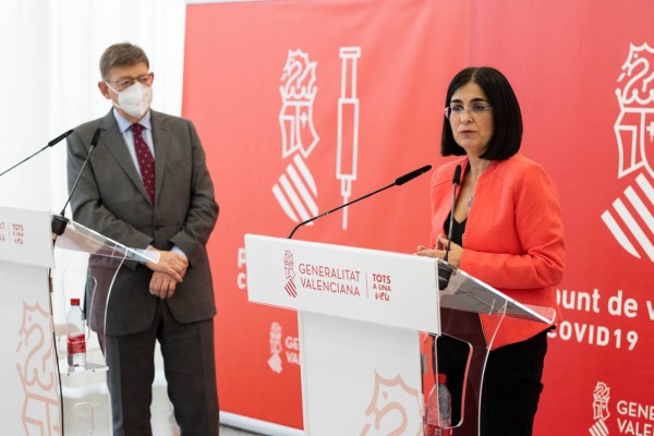 Darias admite que convalidaron el uso exterior de las mascarillas con datos de diciembre