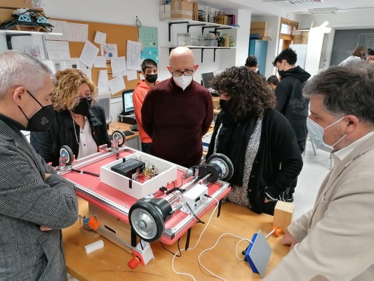 El IES Las Fuentes de Villena diseña una silla robotizada y adaptada a menores con discapacidad