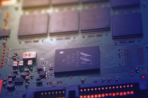 Bruselas prevé movilizar 12.000 millones de euros más para la producción de chips hasta 2030
