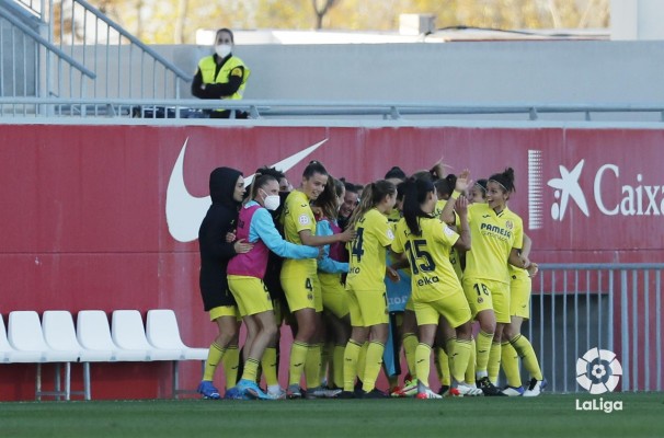 El Villarreal disfruta en Sevilla y sale del descenso