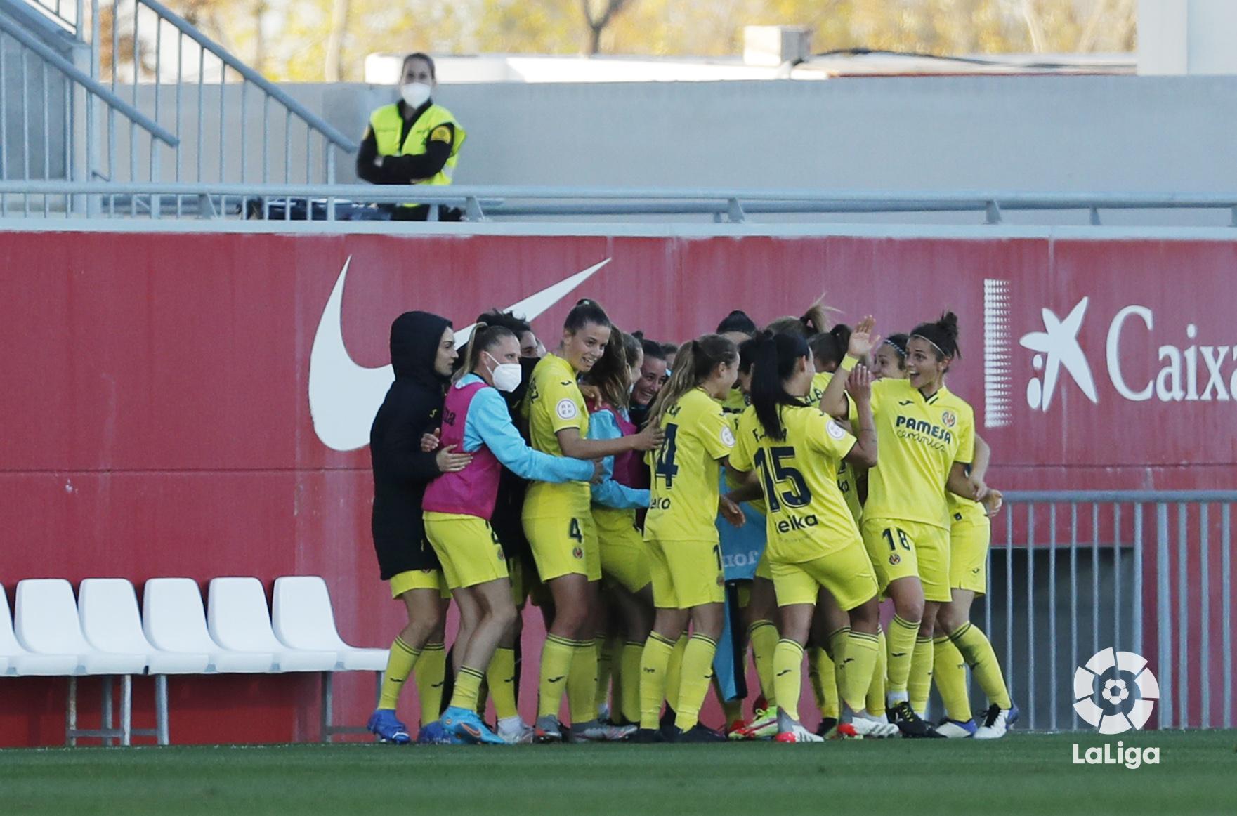 El Villarreal disfruta en Sevilla y sale del descenso