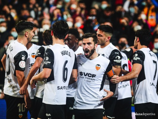 Qué club, eh. Con tantos obstáculos, acaba llegando a semis de Copa como si no fuera con él