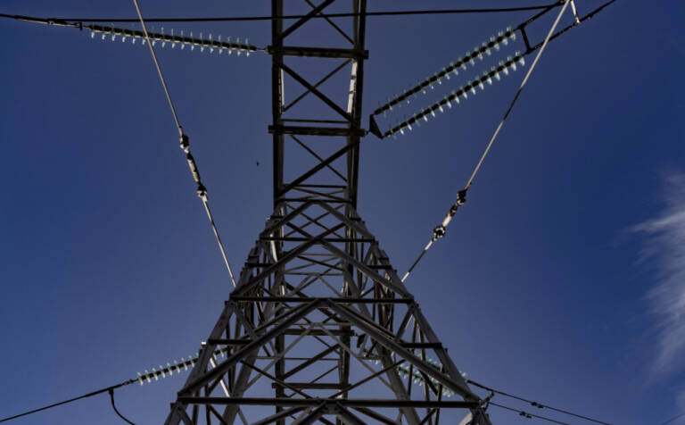 El precio de la luz baja un 1% este jueves, hasta los 207,89 euros/MWh
