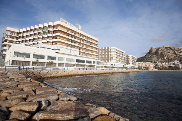 El Hotel Porta Maris saca lustre a sus habitaciones en plena 'pugna' sobre su licencia     